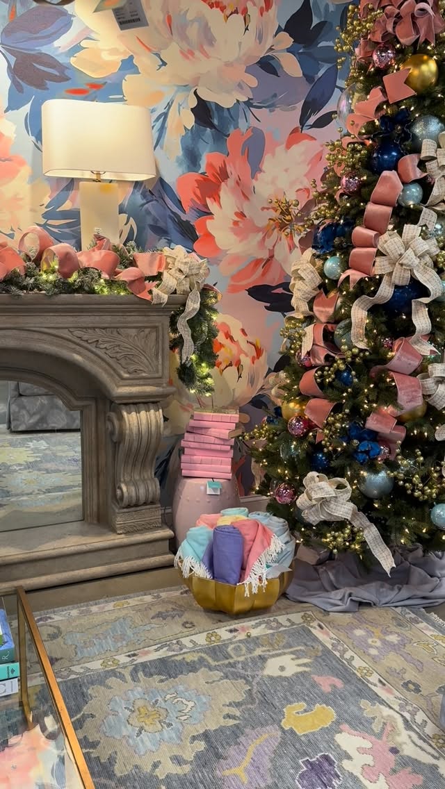 A design debate we love…🎄 Traditional red & green Christmas colors✨ OR ✨🎨 Holiday decor that complements your home’s paletteWhich team are you on? Comment below 👇🏻