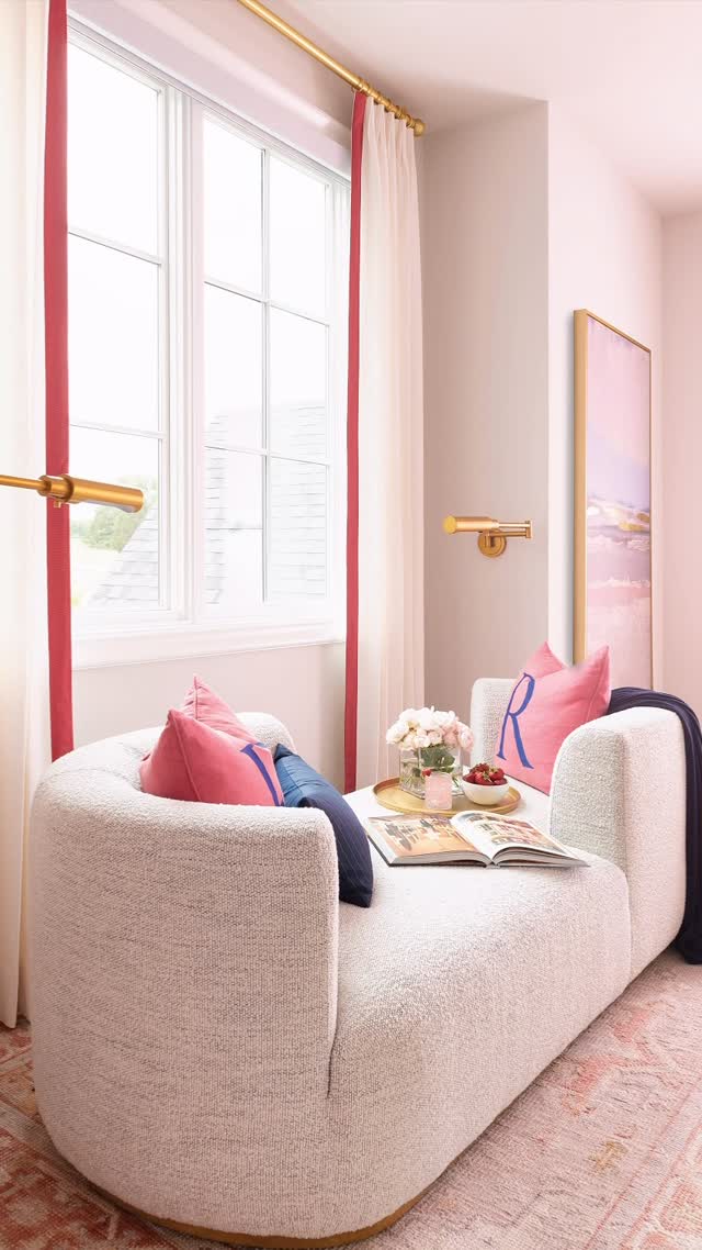 Sometimes our favorite spaces aren’t the biggest ones.🤍Rather than letting this upstairs hallway become just a pass-through, IBB designer @jory.gattis transformed it into a charming tête-à-tête moment—a place to pause, catch up, flip through a favorite book, or simply enjoy the natural light.Because great design isn’t just about filling rooms. It’s about creating beautiful moments throughout a home. 🤍